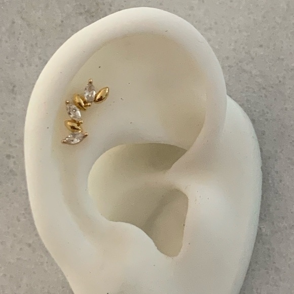 Gold Crystal Tear Drop Arch Cartilage Earring Brand New - Picture 1 of 3